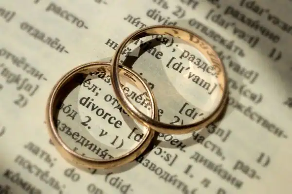 Image of rings removed before divorce mediation Fareham